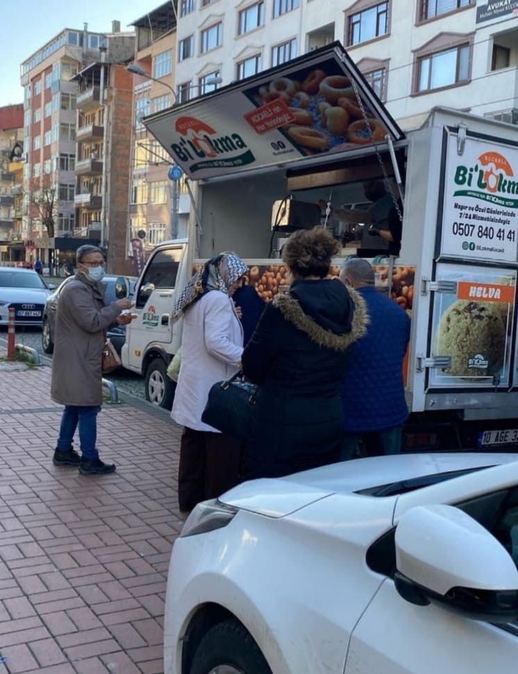 BOŞANMA DAVASINI KAZANINCA SEVİNÇTEN LOKMA DAĞITTI EŞİNDEN BOŞANINCA ADLİYE ÖNÜNDE LOKMA DAĞITTI
