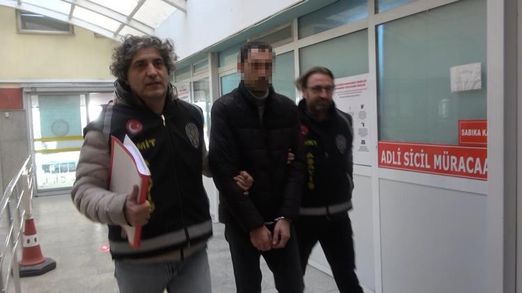 ABİSİNE KIZINCA 35 ARACIN CAMINI KIRMIŞ 35 ARACIN CAMINI KIRAN ŞÜPHELİ ADLİYEYE SEVK EDİLDİ