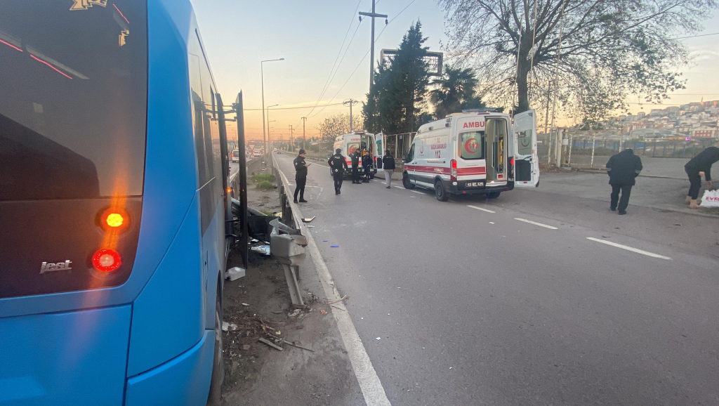 KOCAELİ'DE MİNİBÜS YOL AYRIMINDAKİ BARİYERE ÇARPTI : 15 YARALI