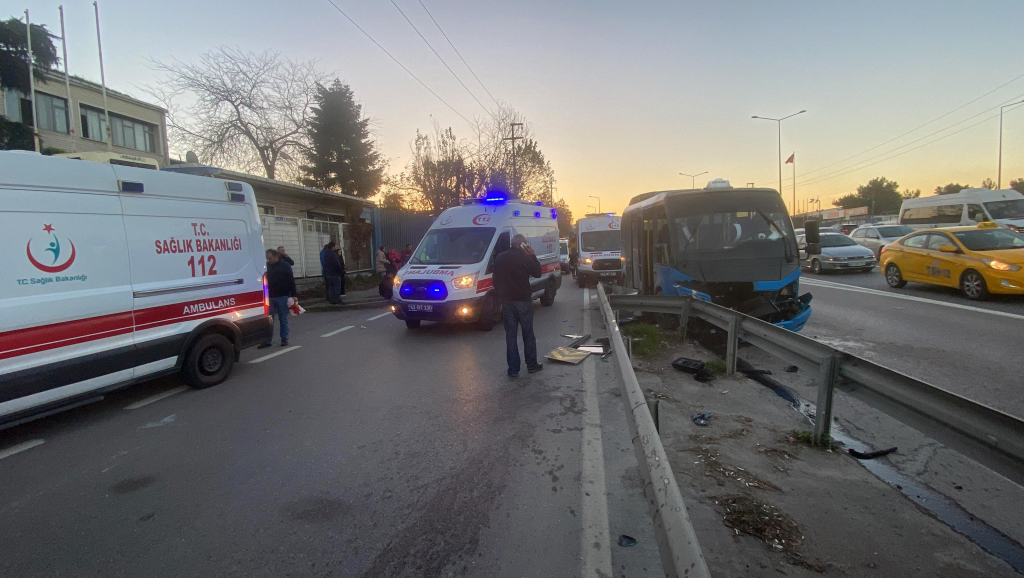 KOCAELİ'DE MİNİBÜS YOL AYRIMINDAKİ BARİYERE ÇARPTI : 15 YARALI