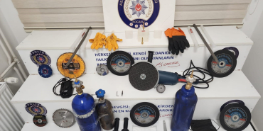 AKARYAKIT İSTASYONUNUN KASASINI PATLATARAK PARA ÇALAN ŞÜPHELİLER YAKALANDI