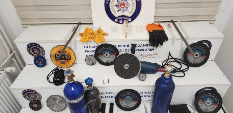 AKARYAKIT İSTASYONUNUN KASASINI PATLATARAK PARA ÇALAN ŞÜPHELİLER YAKALANDI