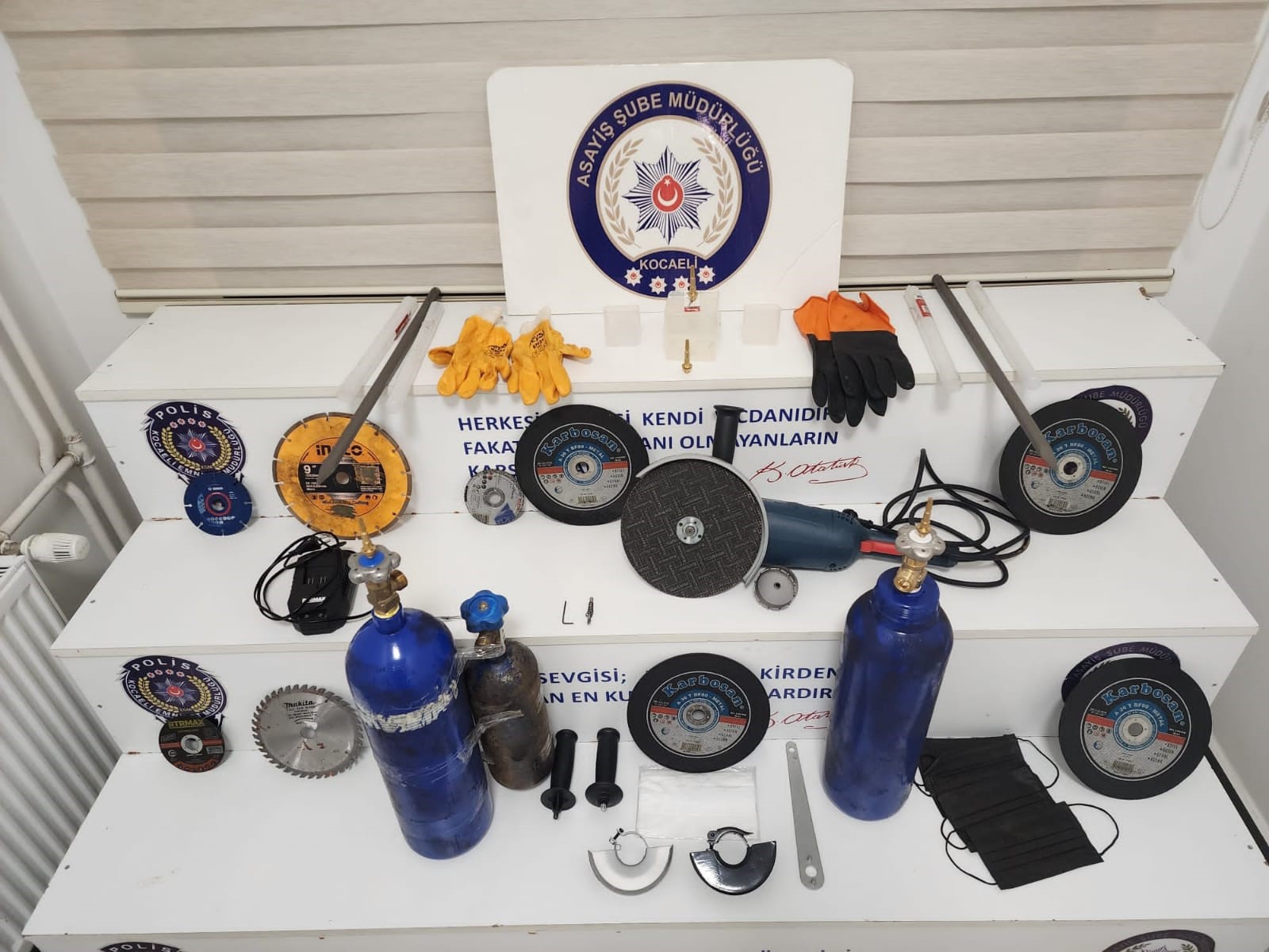 AKARYAKIT İSTASYONUNUN KASASINI PATLATARAK PARA ÇALAN ŞÜPHELİLER YAKALANDI