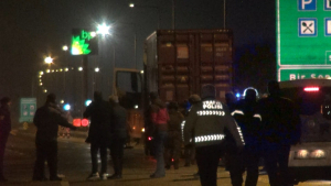 AKSİYON FİLMLERİNİ ARATMAYAN REHİNE KRİZİ: TIR ŞOFÖRÜNÜ REHİN ALDI, O ANLARI CANLI PAYLAŞTI