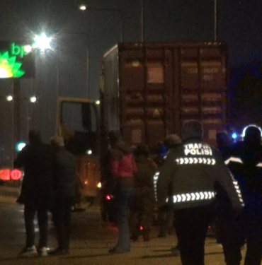 AKSİYON FİLMLERİNİ ARATMAYAN REHİNE KRİZİ: TIR ŞOFÖRÜNÜ REHİN ALDI, O ANLARI CANLI PAYLAŞTI