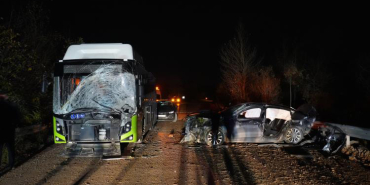 Belediye otobüsüyle kafa kafaya çarpışan otomobil hurdaya döndü 1 ölü, 2 yaralı