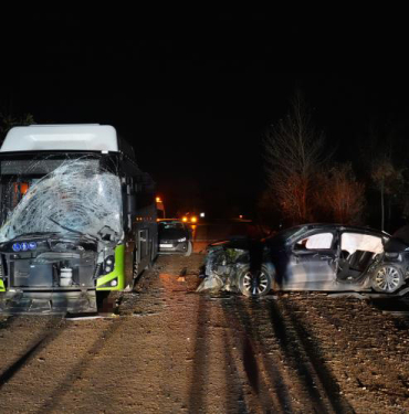 Belediye otobüsüyle kafa kafaya çarpışan otomobil hurdaya döndü 1 ölü, 2 yaralı
