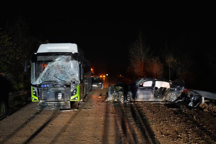 Belediye otobüsüyle kafa kafaya çarpışan otomobil hurdaya döndü 1 ölü, 2 yaralı