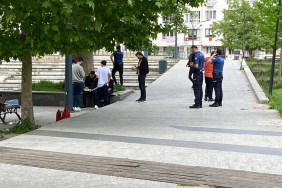 ÇOCUKLARIN CİNAYETLE BİTEN KAVGASINDA KAN DONDURAN DETAYLAR "KIVANÇ YERDE İKEN KAFASINA 7 8 YUMRUK VURDUM" "H.M.K. RİNGDE BOKS YAPAR GİBİ BOKSÖR GARDI ALDI VE KIVANÇ'IN ÜZERİNE YÜRÜDÜ" "KIVANÇ, H.M.K'DAN KORKARAK 'GELME' DEDİ. H.M.K. DURMAYARAK KIVANÇ'IN GÖĞSÜNE BİR KERE, SURATINA 2 KERE YUMRUK ATTI. H.M.K'NIN DARBELERİYLE KIVANÇ YERE YIĞILDIĞI SIRADA Y.A. MAKTULÜN SURATINA YUMRUK ATTI"