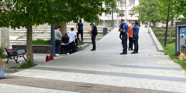 ÇOCUKLARIN CİNAYETLE BİTEN KAVGASINDA KAN DONDURAN DETAYLAR "KIVANÇ YERDE İKEN KAFASINA 7 8 YUMRUK VURDUM" "H.M.K. RİNGDE BOKS YAPAR GİBİ BOKSÖR GARDI ALDI VE KIVANÇ'IN ÜZERİNE YÜRÜDÜ" "KIVANÇ, H.M.K'DAN KORKARAK 'GELME' DEDİ. H.M.K. DURMAYARAK KIVANÇ'IN GÖĞSÜNE BİR KERE, SURATINA 2 KERE YUMRUK ATTI. H.M.K'NIN DARBELERİYLE KIVANÇ YERE YIĞILDIĞI SIRADA Y.A. MAKTULÜN SURATINA YUMRUK ATTI"