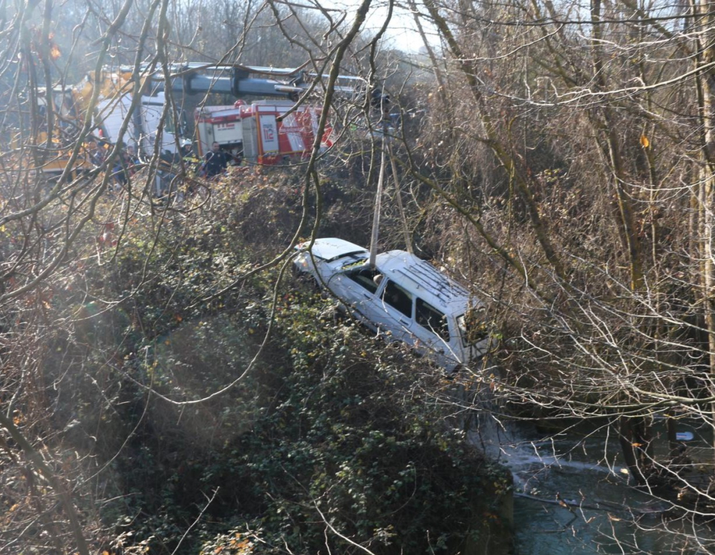 EMEKLİ AYLIĞINI ÇEKMEK İÇİN EVDEN ÇIKMIŞTI, DERE YATAĞINDA OTOMOBİLDE CESEDİ BULUNDU