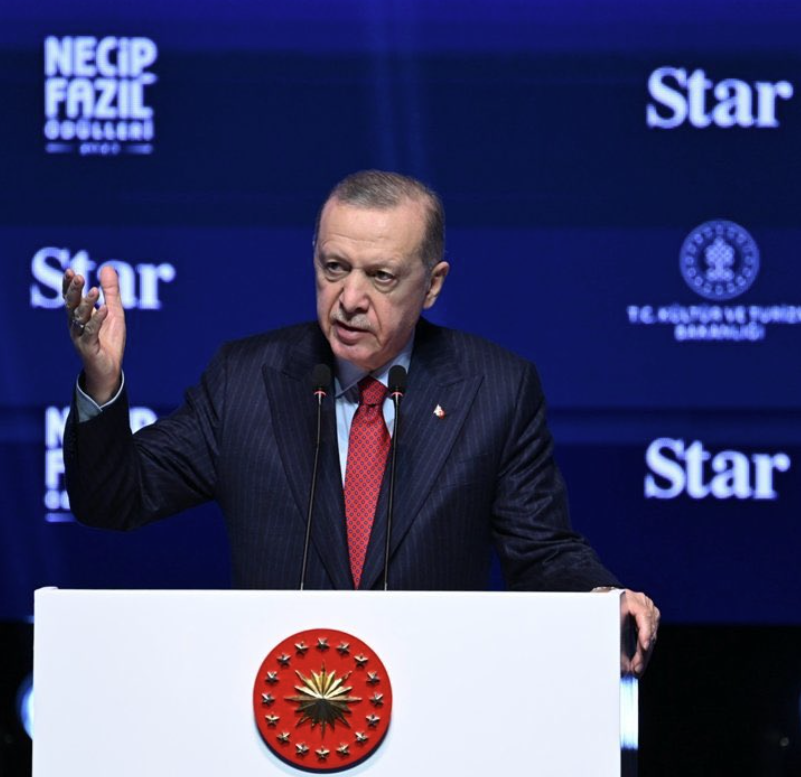 Erdoğan Cumhuriyet 81 milyonun ortak değeridir. Gazi Mustafa Kemal bu ülkenin banisidir.