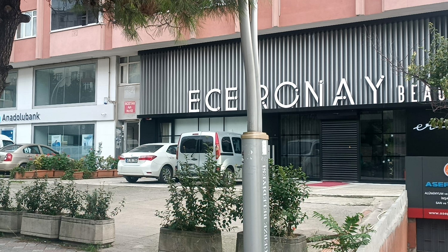 ECE RONAY'A AİT GÜZELLİK MERKEZİ KURŞUNLANDI