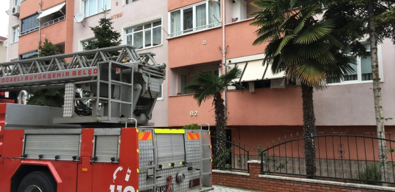 HABER ALINAMAYAN ADAM EVİNDE UYURKEN BULUNDU ODASINDA İTFAİYE EKİPLERİNİ GÖREN ADAM, YANGIN PANİĞİNE KAPILDI