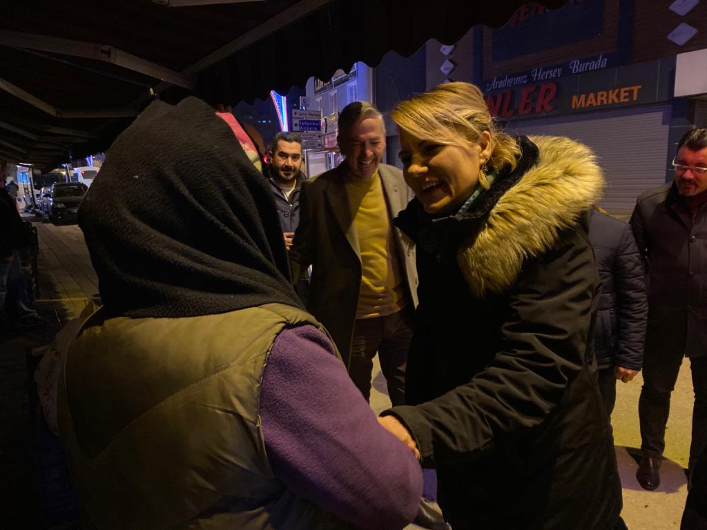 Hürriyet, bu kez Yesilova'da servis bekleyen emekçilerle bulustu (1)