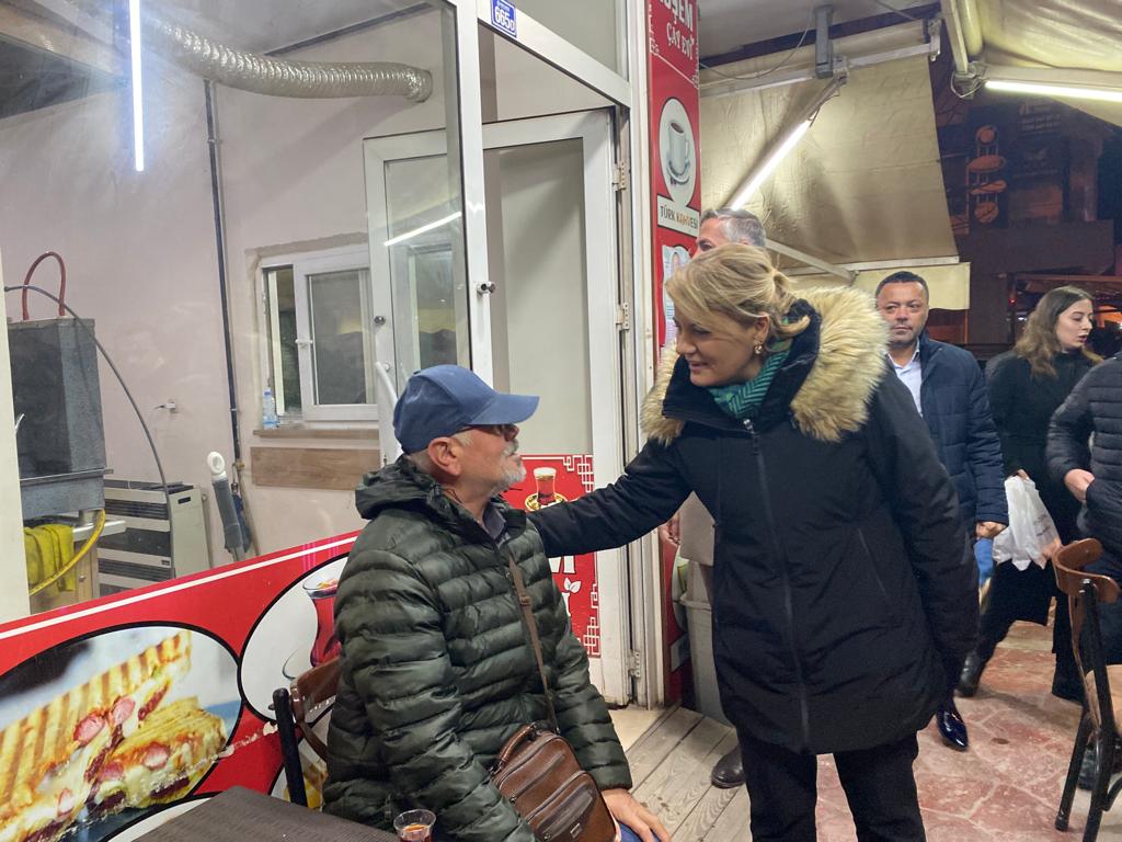 Hürriyet, bu kez Yesilova'da servis bekleyen emekçilerle bulustu (2)