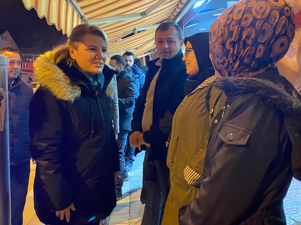 Hürriyet, bu kez Yesilova'da servis bekleyen emekçilerle bulustu (7)