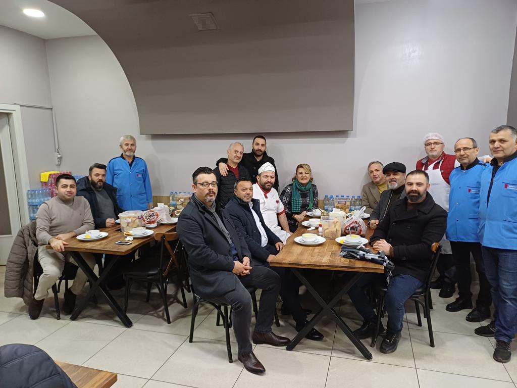 Hürriyet, bu kez Yesilova'da servis bekleyen emekçilerle bulustu (9)