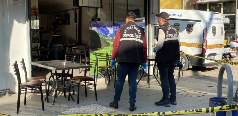 HUSUMETİ BULUNAN AKRABASINI TABANCAYLA GÖĞSÜNDEN VURDU