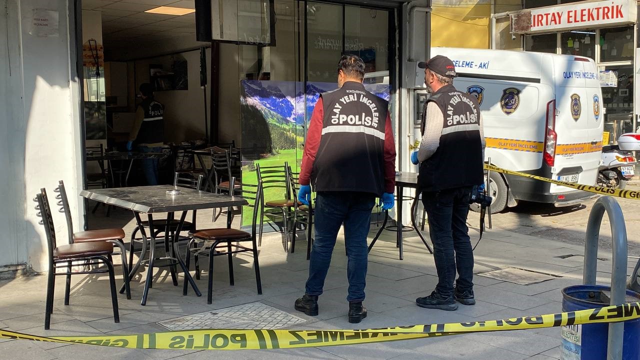 HUSUMETİ BULUNAN AKRABASINI TABANCAYLA GÖĞSÜNDEN VURDU