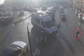 AMBULANSIN ÇARPTIĞI YAŞLI KADIN HAYATINI KAYBETTİ: O ANLAR KAMERADA