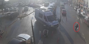 AMBULANSIN ÇARPTIĞI YAŞLI KADIN HAYATINI KAYBETTİ: O ANLAR KAMERADA