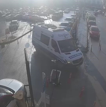 AMBULANSIN ÇARPTIĞI YAŞLI KADIN HAYATINI KAYBETTİ: O ANLAR KAMERADA