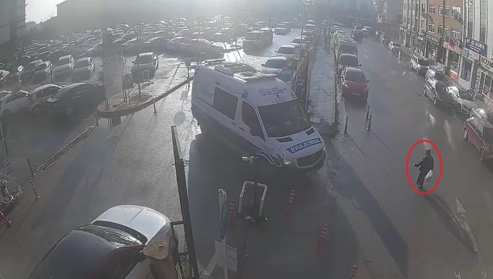 AMBULANSIN ÇARPTIĞI YAŞLI KADIN HAYATINI KAYBETTİ: O ANLAR KAMERADA