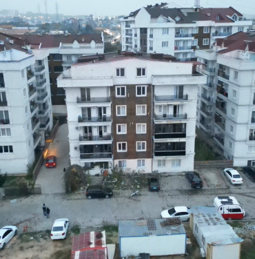 KOCAELİ'DE 140 DAİRELİ SİTEDE ELEKTRİK ÇİLESİ: SOĞUK HAVADA KARANLIĞA MAHKUM OLDULAR