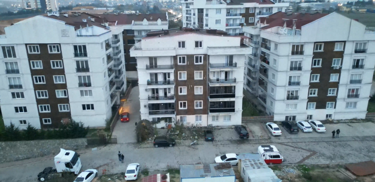 KOCAELİ'DE 140 DAİRELİ SİTEDE ELEKTRİK ÇİLESİ: SOĞUK HAVADA KARANLIĞA MAHKUM OLDULAR