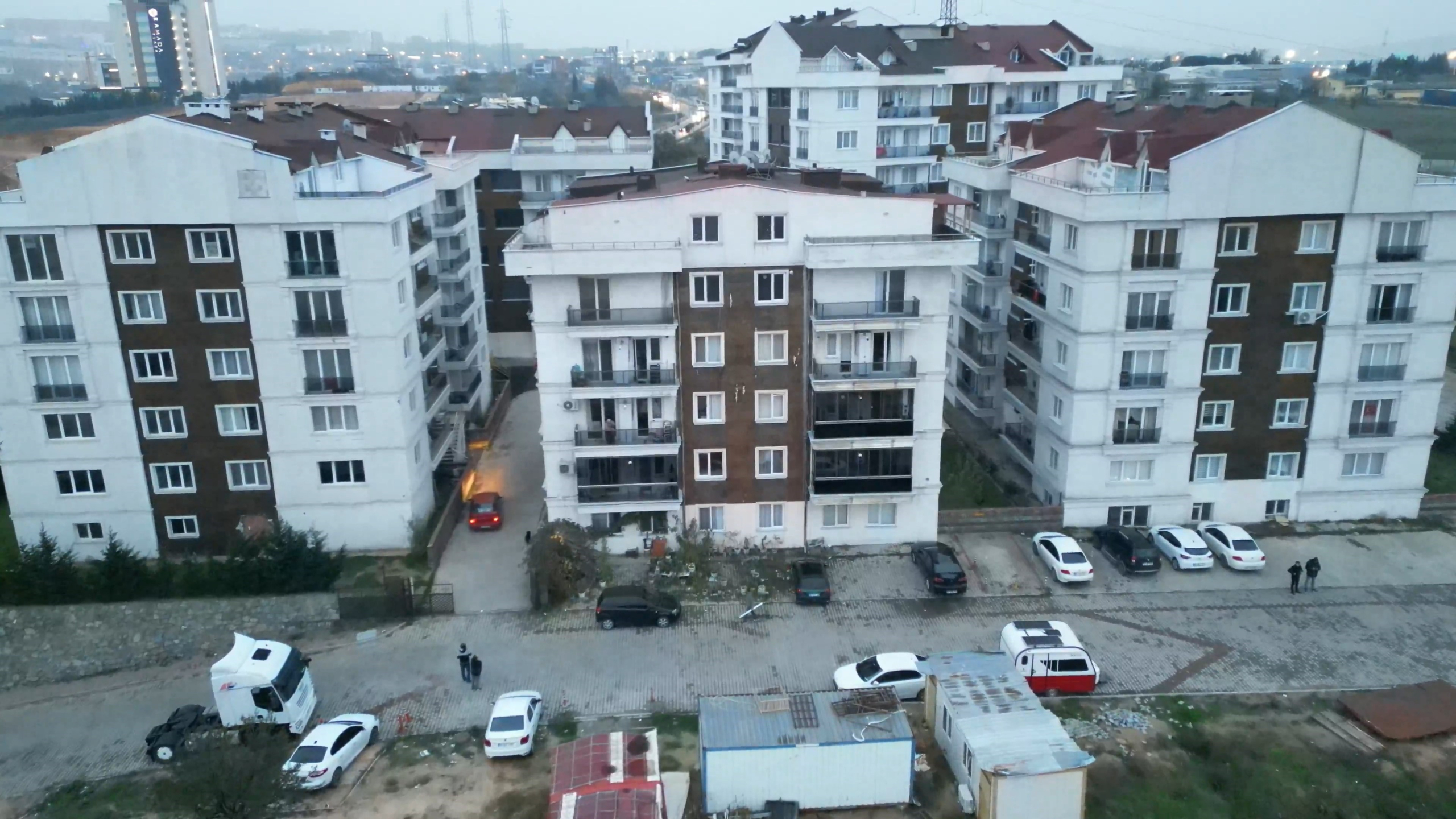 KOCAELİ'DE 140 DAİRELİ SİTEDE ELEKTRİK ÇİLESİ: SOĞUK HAVADA KARANLIĞA MAHKUM OLDULAR