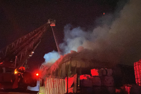 KOCAELİ'DE PALET DEPOSUNDAKİ YANGIN SÖNDÜRÜLDÜ DUMANDAN ETKİLENEN 1 İŞÇİ HASTANEYE KALDIRILDI