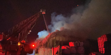 KOCAELİ'DE PALET DEPOSUNDAKİ YANGIN SÖNDÜRÜLDÜ DUMANDAN ETKİLENEN 1 İŞÇİ HASTANEYE KALDIRILDI