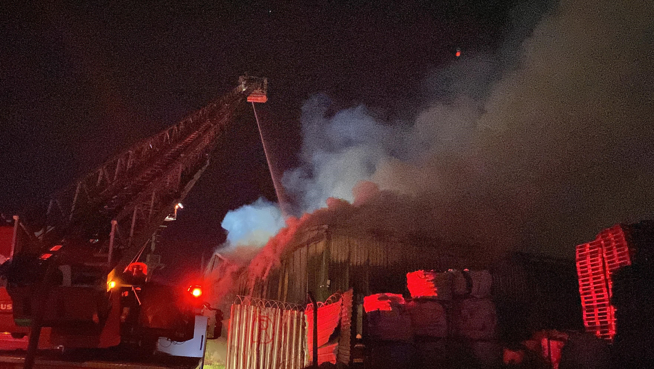 KOCAELİ'DE PALET DEPOSUNDAKİ YANGIN SÖNDÜRÜLDÜ DUMANDAN ETKİLENEN 1 İŞÇİ HASTANEYE KALDIRILDI