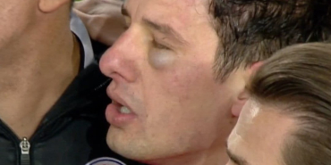 O Başkan sahaya girdi ve hakemi yumrukladı