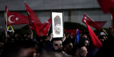 FENERBAHÇELİ VE GALATASARAYLI TARAFTARLAR, SABİHA GÖKÇEN HAVALİMANI'NA AKIN ETTİ