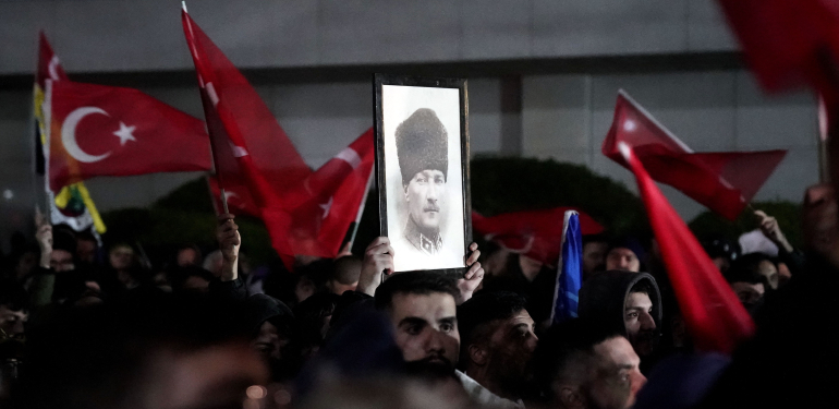 FENERBAHÇELİ VE GALATASARAYLI TARAFTARLAR, SABİHA GÖKÇEN HAVALİMANI'NA AKIN ETTİ