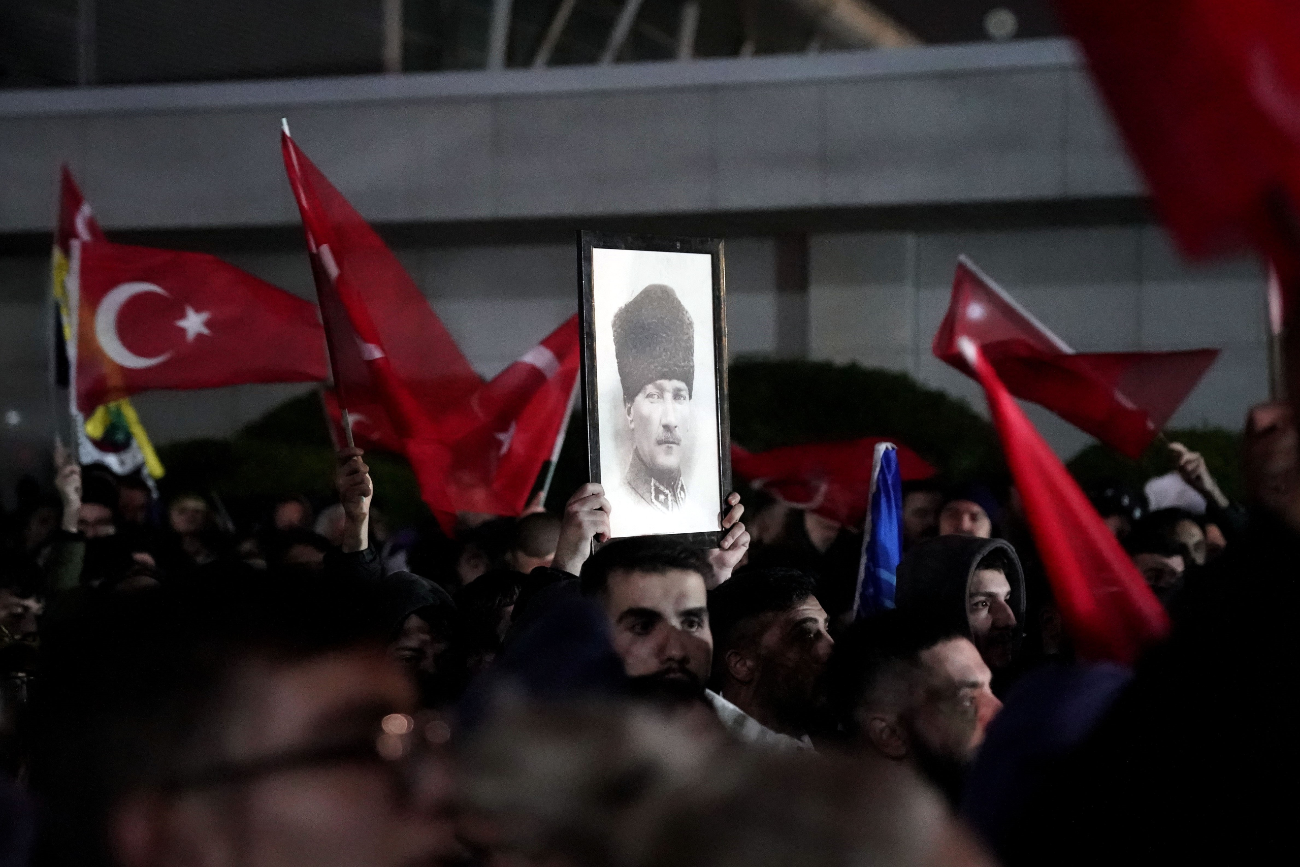 FENERBAHÇELİ VE GALATASARAYLI TARAFTARLAR, SABİHA GÖKÇEN HAVALİMANI'NA AKIN ETTİ