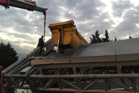 TEM'DE DAMPERİ AÇILAN TIR YÖN LEVHASINI DEVİRDİ: ANKARA İSTİKAMETİ TRAFİĞE KAPANDI