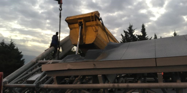 TEM'DE DAMPERİ AÇILAN TIR YÖN LEVHASINI DEVİRDİ: ANKARA İSTİKAMETİ TRAFİĞE KAPANDI