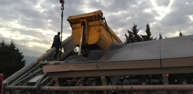 TEM'DE DAMPERİ AÇILAN TIR YÖN LEVHASINI DEVİRDİ: ANKARA İSTİKAMETİ TRAFİĞE KAPANDI