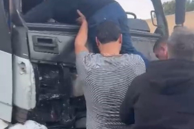 TEM'DE TIR İLE KAMYON ÇARPIŞTI: SÜRÜCÜYÜ VATANDAŞLAR ÖN CAMDAN ÇIKARDI