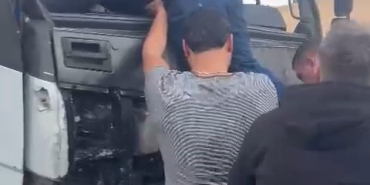 TEM'DE TIR İLE KAMYON ÇARPIŞTI: SÜRÜCÜYÜ VATANDAŞLAR ÖN CAMDAN ÇIKARDI