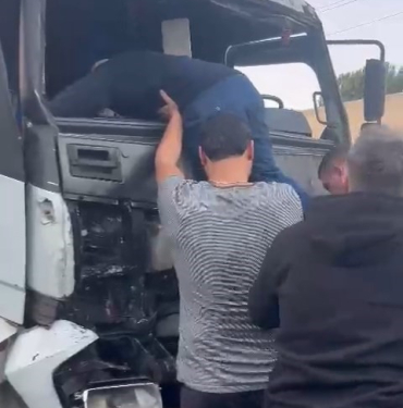 TEM'DE TIR İLE KAMYON ÇARPIŞTI: SÜRÜCÜYÜ VATANDAŞLAR ÖN CAMDAN ÇIKARDI