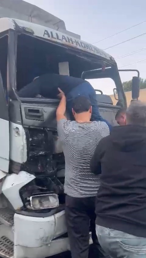 TEM'DE TIR İLE KAMYON ÇARPIŞTI: SÜRÜCÜYÜ VATANDAŞLAR ÖN CAMDAN ÇIKARDI