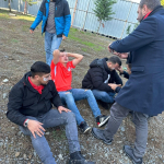 TARAFTARLAR KIRDIKLARI KOLTUKLARI SAHAYA FIRLATTI, POLİS BİBER GAZIYLA MÜDAHALE ETTİ