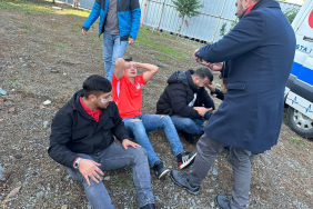 TARAFTARLAR KIRDIKLARI KOLTUKLARI SAHAYA FIRLATTI, POLİS BİBER GAZIYLA MÜDAHALE ETTİ