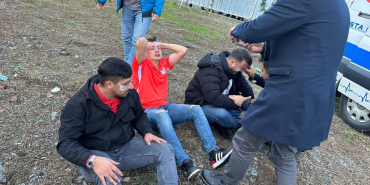 TARAFTARLAR KIRDIKLARI KOLTUKLARI SAHAYA FIRLATTI, POLİS BİBER GAZIYLA MÜDAHALE ETTİ