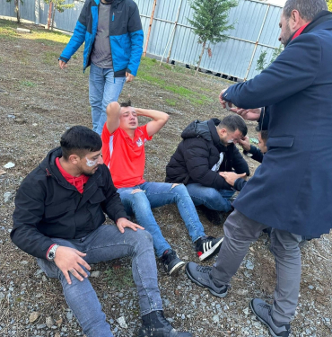 TARAFTARLAR KIRDIKLARI KOLTUKLARI SAHAYA FIRLATTI, POLİS BİBER GAZIYLA MÜDAHALE ETTİ