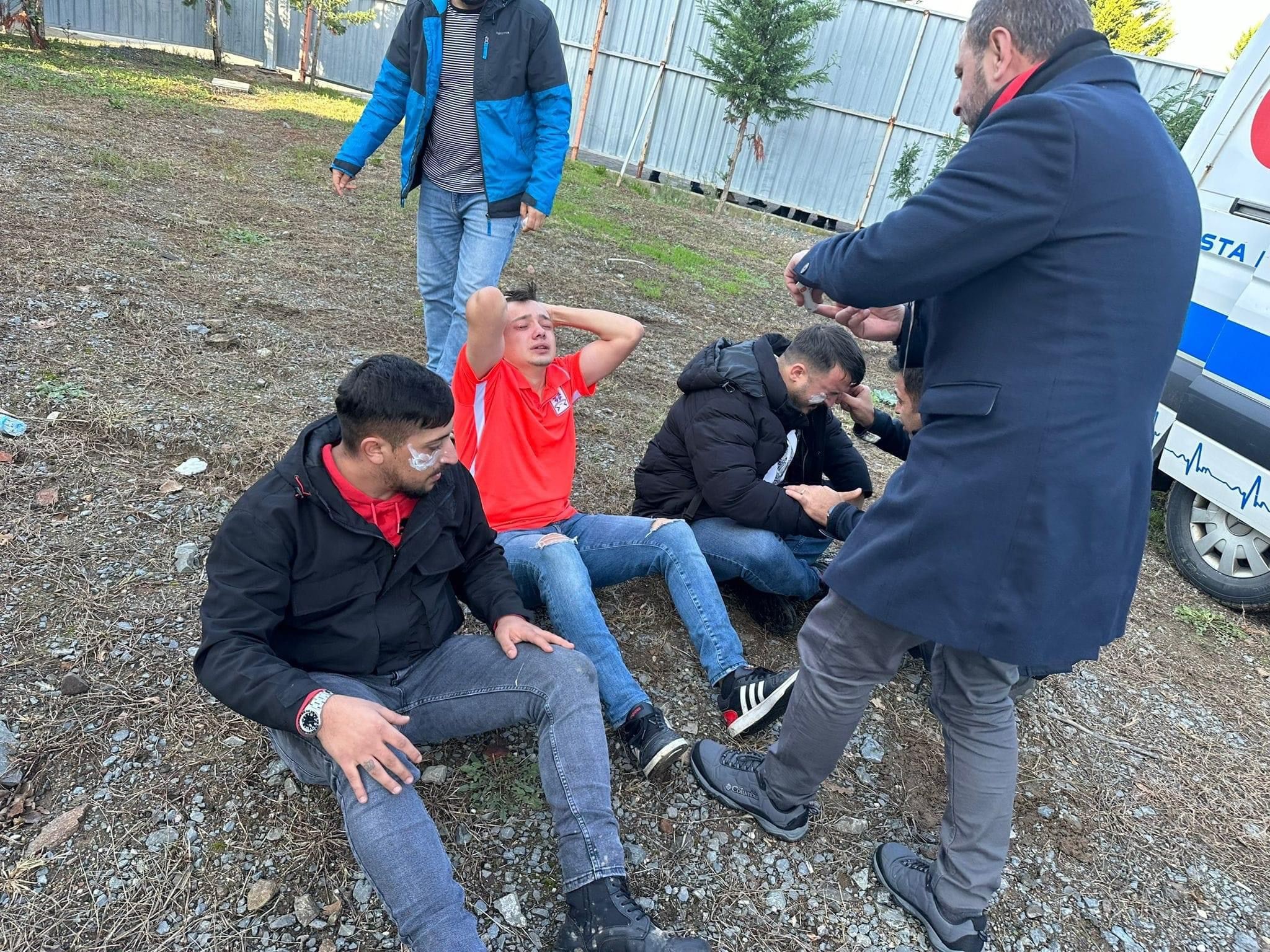 TARAFTARLAR KIRDIKLARI KOLTUKLARI SAHAYA FIRLATTI, POLİS BİBER GAZIYLA MÜDAHALE ETTİ